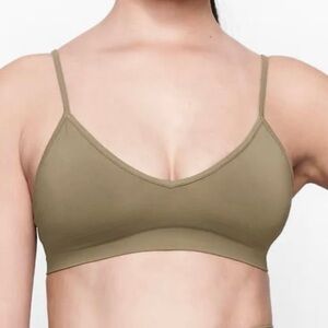NEW with tags!  Skims bra size small • Skims soft smoothing bralette $45 value!